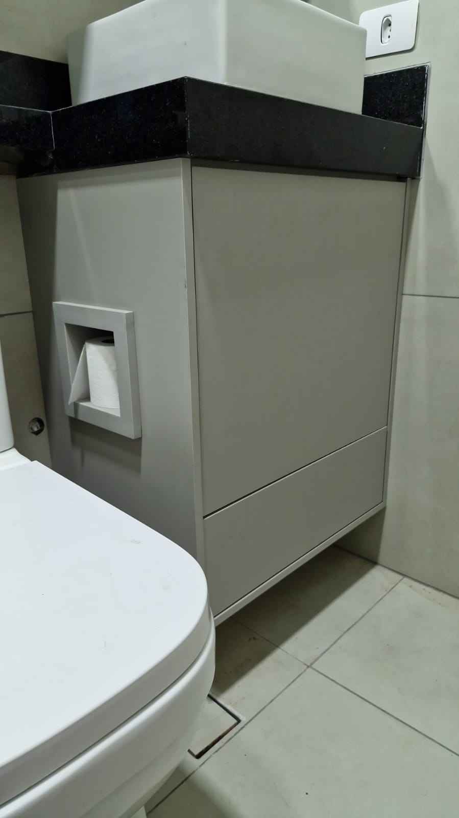 Projeto de banheiro sofisticado com móveis sob medida — Thor Marcenaria